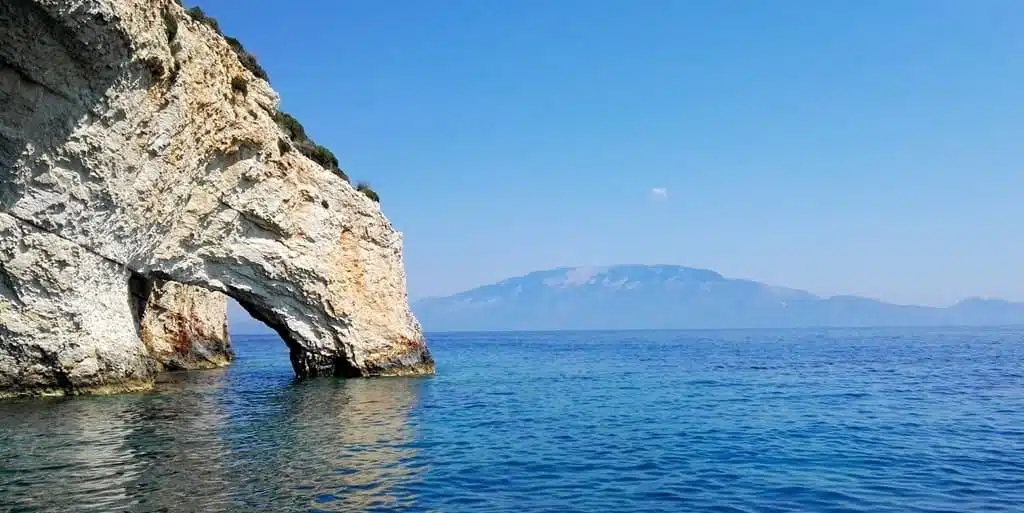 From the Blue Caves in the north of Zakynthos, you can already spot the island of Kefalonia in the distance