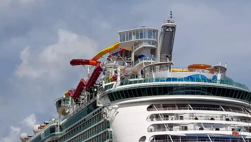 Royal Caribbean cruise ship Independence of the Seas, the picture of the open deck