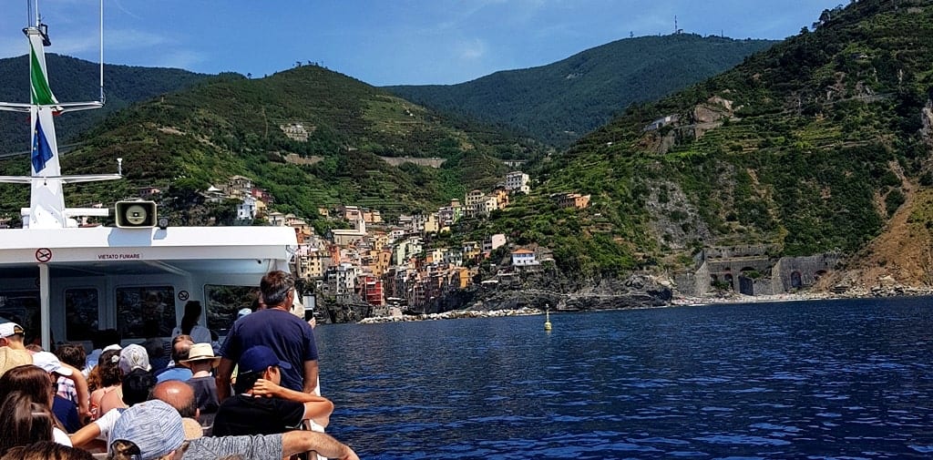Cinque Terre sightseeing by boat 