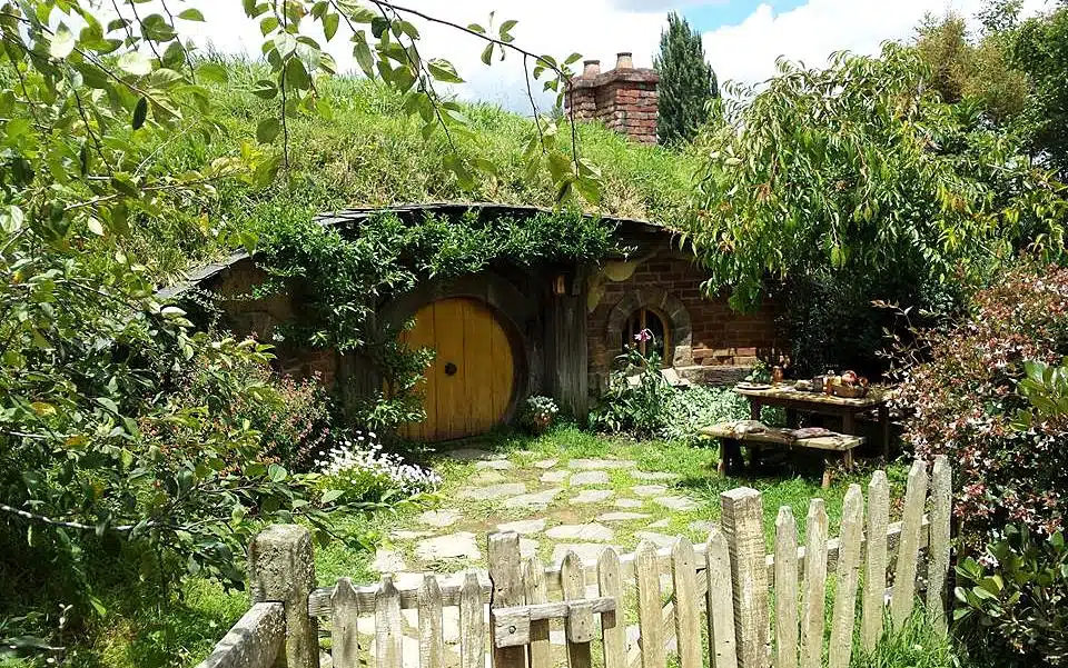 Hobbit's Hole in Hobbiton Movie Set, Tauranga port of call