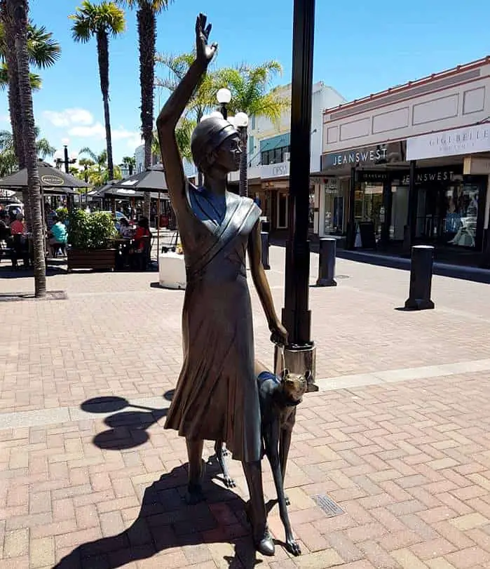 Napier downtown statue