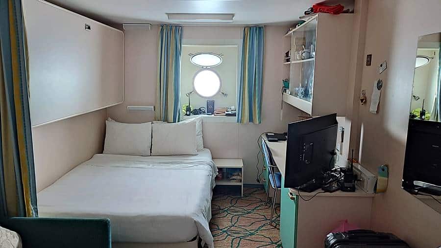 Single shared cruise ship cabin