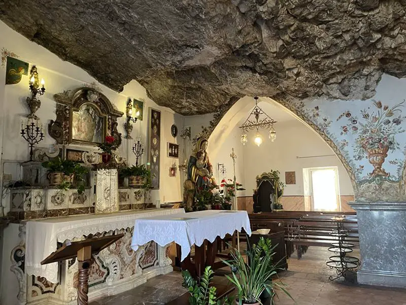 Chiesa Madonna della Rocca inside