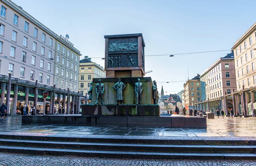 Torgallmenningen and Sailor's Monument Bergen